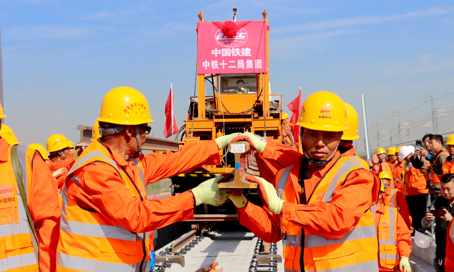 建設者采用具備“運輸+推送”功能的長軌運輸一體機T11和此次采用的推送鋪軌法，有效減少了傳統鋪軌作業中的倒運環節，直接“一步到位”，實現了沒有鋪軌基地還可以快速高效作業的目標。這種方法在國內無砟高鐵軌道鋪設中鮮少使用。圖為推送長軌。