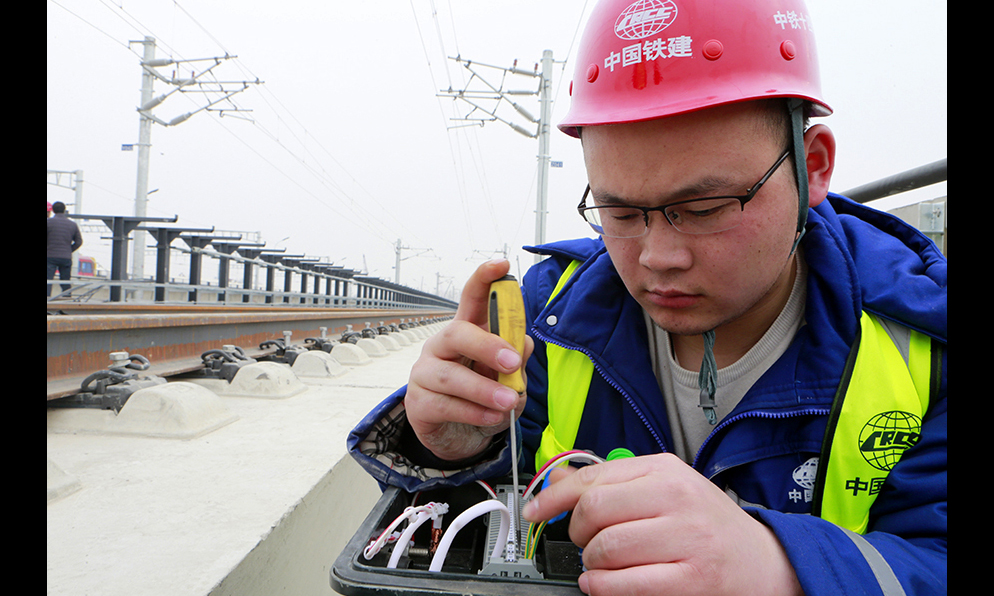 信號系統是列車運行安全的重要保障，是整條地鐵的“神經中樞”。新機場線為實現無人駕駛、列車自動喚醒、檢測、休眠等功能，對信號系統的安裝工程提出了更高的要求，該公司堅持“首件定標、樣板工程”的理念，嚴格推行標準化施工工藝，保證了高品質施工質量。圖為技術人員認真檢查線路。