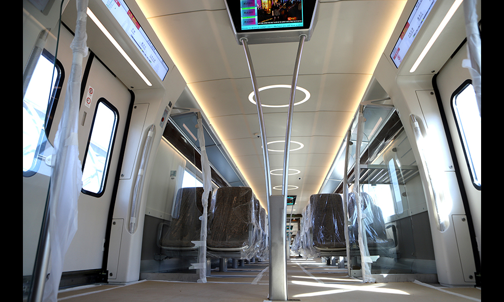 在工期嚴峻的情況下，中鐵十四局電氣化公司創新采用“穿插法”施工，即根據不同專業作業特點以及時段、區段、部位的不同，充分利用既有空間，采用最大限度保證各專業在同一時間平行作業，保證了全線信號系統配合正常，運行平穩。圖為“白鯨號”車廂內景。