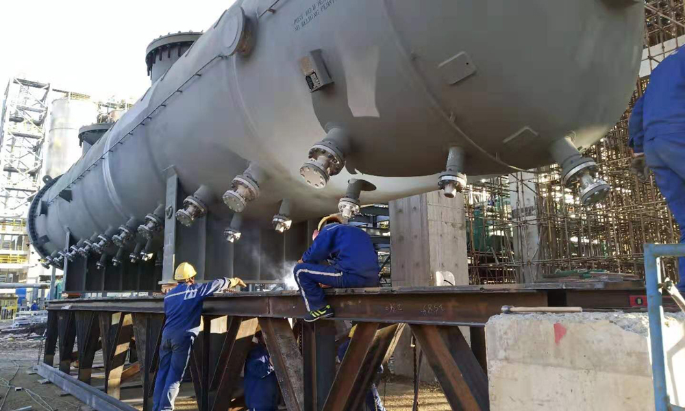 10月9日，中國化學工程大連恒力聚丙烯項目最難施工的裝置—— JPP二線第2反應器順利吊裝成功。圖為中國化學工程工作人員為本次吊裝做準備工作。