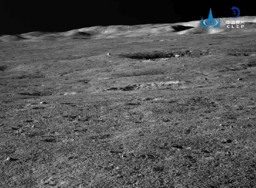 在寧靜的月球背面，太陽光再次照射在嫦娥四號著陸器和“玉兔二號”月球車上。12月21日5時14分著陸器受光照成功自主喚醒，進入第十三月晝工作期，按計劃繼續對月表線性能量轉移譜、綜合粒子輻射劑量及月表低頻射電特征開展有效探測工作。