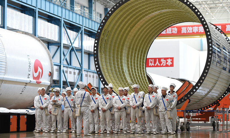 圖為2019年3月，工作人員在天津新一代運載火箭產業化基地長征五號總裝測試車間總結工作經驗。