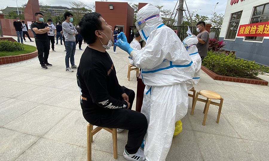 該項目在疫情之初就迅速成立防控工作小組，對項目疫情控制進行統籌安排，及時編制復工防控措施和應急預案，通過網絡平臺加強疫情防控宣傳，嚴格登記排查和每日臺賬統計，通過多方渠道采購口罩15000個、消毒液2000公斤、紅外測溫設備5臺等，并對工地實施全封閉管理。圖為核酸檢測工地現場。