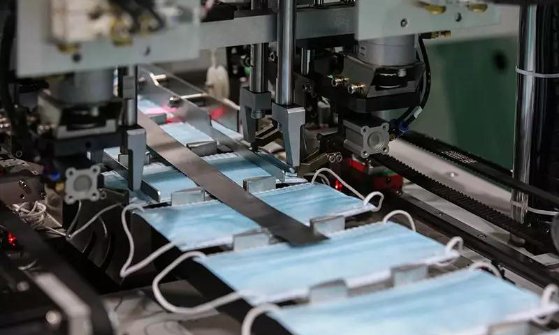 3月3日，由航空工業研制的“1出2型”高端型全自動口罩機在北京成功下線。該型口罩機是經過對航空工業日前下線的“1出1”基本型口罩機進一步優化后研產而出，提前6天實現預定目標，標志著航空工業全自動口罩機開發試制成功并進入量產階段。圖為全自動口罩機下線。