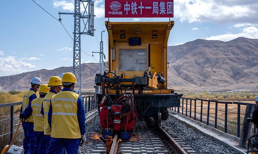 拉林鐵路是國家“十三五”規劃重點工程項目，設計時速160公里，是西藏首條電氣化鐵路。拉林鐵路新建正線全長403.144公里，設計為區間無縫線路，全線均鋪設500米長的鋼軌，需完成的鋼軌焊頭800多對，焊軌工作預計到2021年3月底全線完成。圖為拉林鐵路首次無縫線路焊接現場。（丁慶濱 攝）