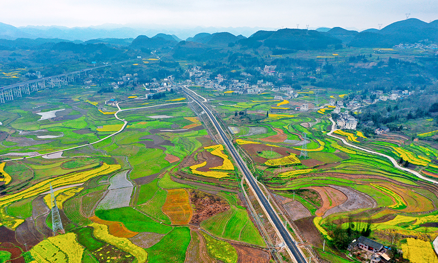 圖為航拍下的甕馬鐵路景色。
