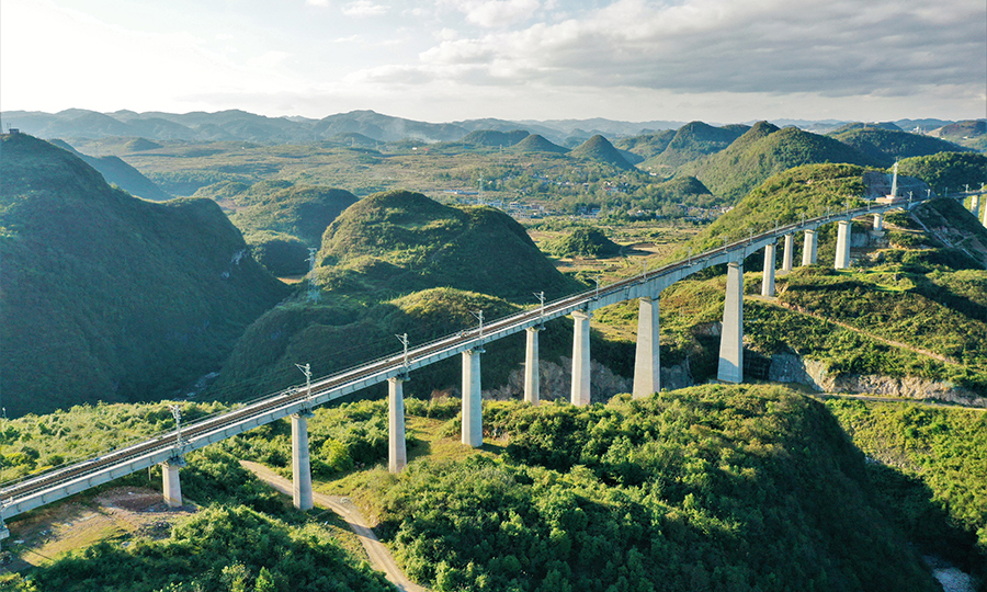 圖為甕馬鐵路卡龍河特大橋。