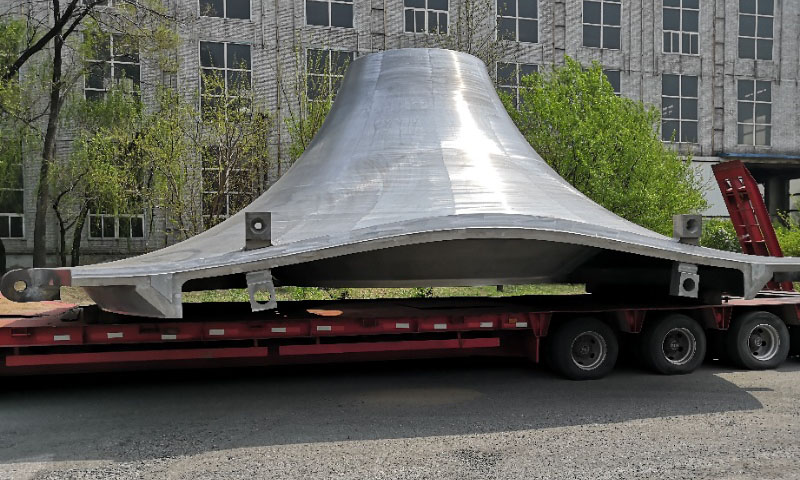 鞍鋼鑄鋼公司已成功為國內第一、第二大水電站供貨，鞍鋼集團有限公司將繼續發揮其技術優勢和保供能力，全力支持我國基礎設施建設，鑄就一個又一個“大國重器”。圖為鞍鋼集團大型鑄件準備發往白鶴灘水電站。