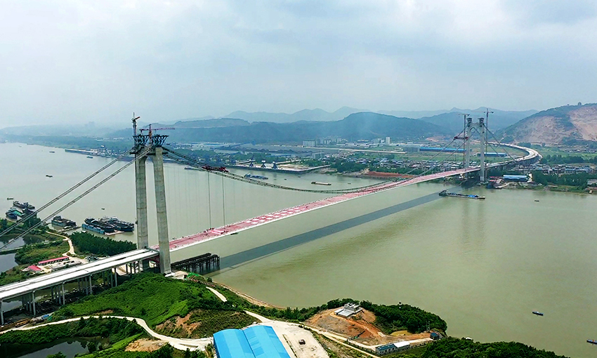 6月5日，隨著最后一節鋼箱梁平穩就位，由中國鐵建大橋局一公司施工的湖北棋盤洲長江公路大橋順利合龍，成為復工后湖北境內第一座合龍的長江大橋。圖為湖北棋盤洲長江大橋合龍后。（曹建強 攝）