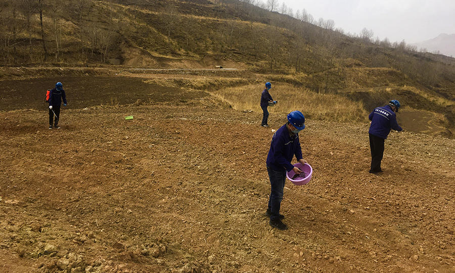 高原上的每一塊草皮都是金子。在工程完工時，工人對棄渣場進行平整、覆土，并組織人員播撒草籽，恢復原有生態面貌，促進了當地生態系統的良性循環，保持了高原水土。圖為春天來了，工人在撒播草種。