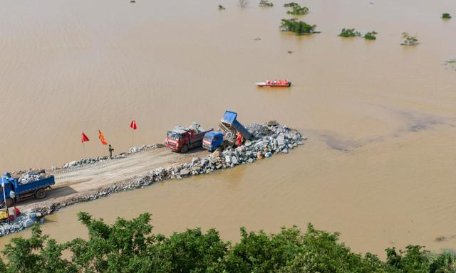 7月8日晚，江西省鄱陽縣鄱陽鎮問桂道圩堤發生漫決。險情發生后，中國安能第二工程局迅速調集搶險人員、工程裝備前往決口現場，打響防汛搶險阻擊戰。截至7月12日下午，決口封堵進度已經過半。 圖為7月12日，無人機拍攝的問桂道圩堤施工現場。