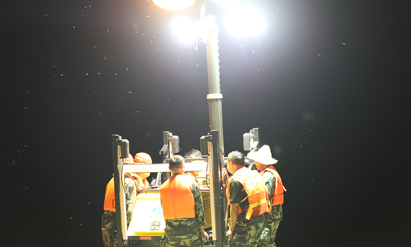 保障分隊正搬運照明設備。