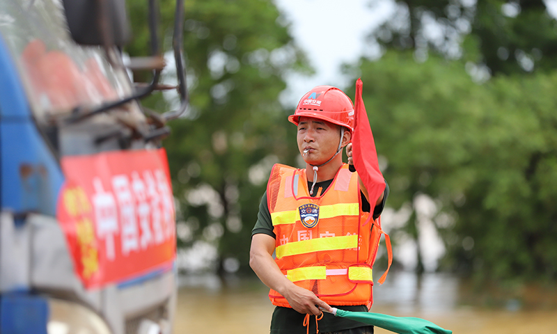 工作人員在施工現場調度車輛。