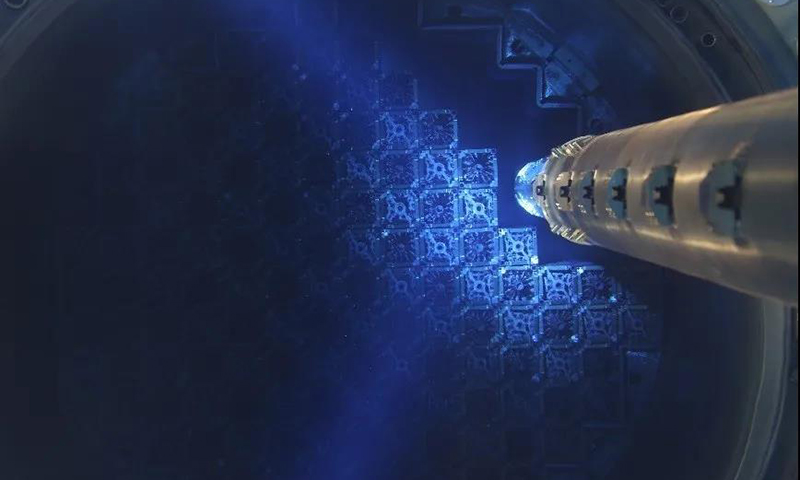 幽藍靜謐清澈水下，是即將裝滿核燃料的堆芯。方與圓之間，能量正蓄勢待發。