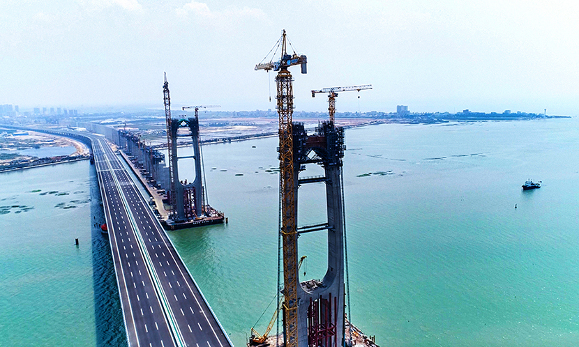 泉州灣跨海大橋在世界鐵路斜拉橋首次全聯長采用鋼-混結合梁，主梁采用流線箱形結構，減少了復雜風環境下的風致振動，滿足了跨海大橋通行高速鐵路列車的技術要求。圖為建設中的泉州灣跨海大橋。