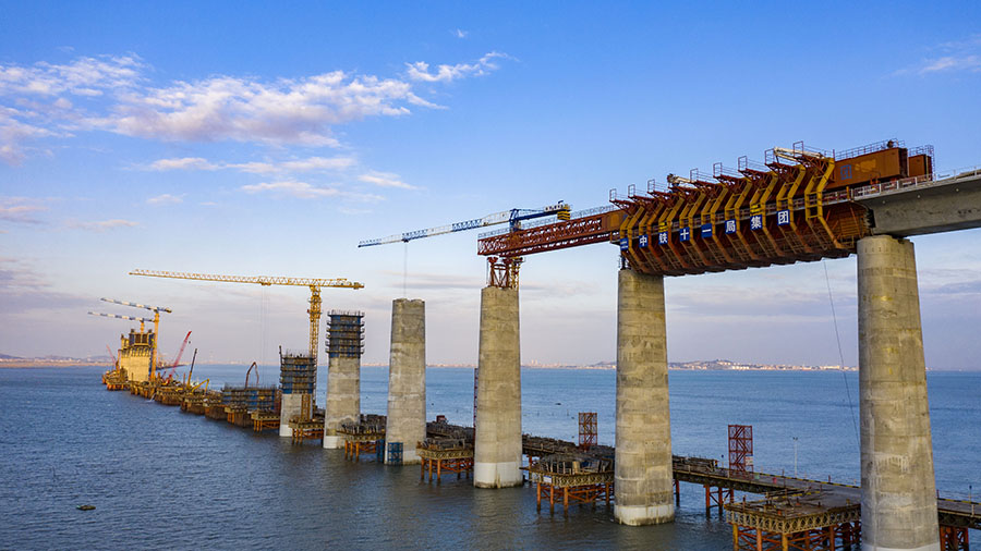 由中國鐵建所屬中鐵十一局集團承建的湄洲灣跨海大橋是福廈高鐵的重要組成部分，全長14.7公里，其中10公里位于海上，位于莆田市和泉州市境內。（金偉 攝）