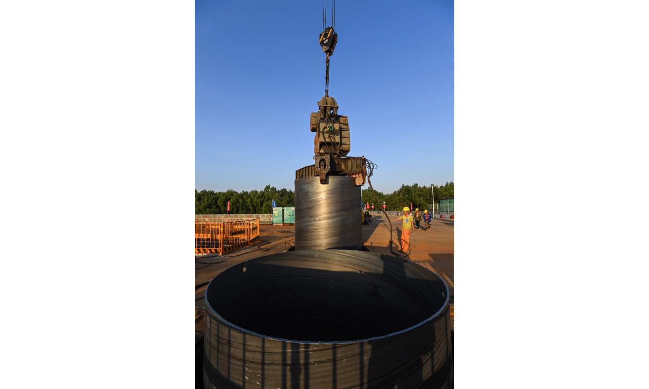 圖為10月26日，施工人員在位于廣州南沙區的南中高速洪奇門特大橋東塔平臺吊裝鋼護筒。（新華社記者 劉大偉 攝）