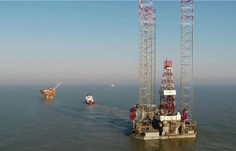 2018年11月啟動基本設計的渤中19-6氣田試驗區開發項目，已進入導管架及組塊陸地建造階段，數不清的鋼材已鋪滿占地面積20萬平方米的海油工程塘沽建造場地的三分之一；300多名施工人員穿插其間，此起彼伏的弧光猶如閃耀的星辰；組塊上空吊車長臂輕舒，重達100多噸的預制結構往來穿梭，猶如一塊塊漂移的陸地……