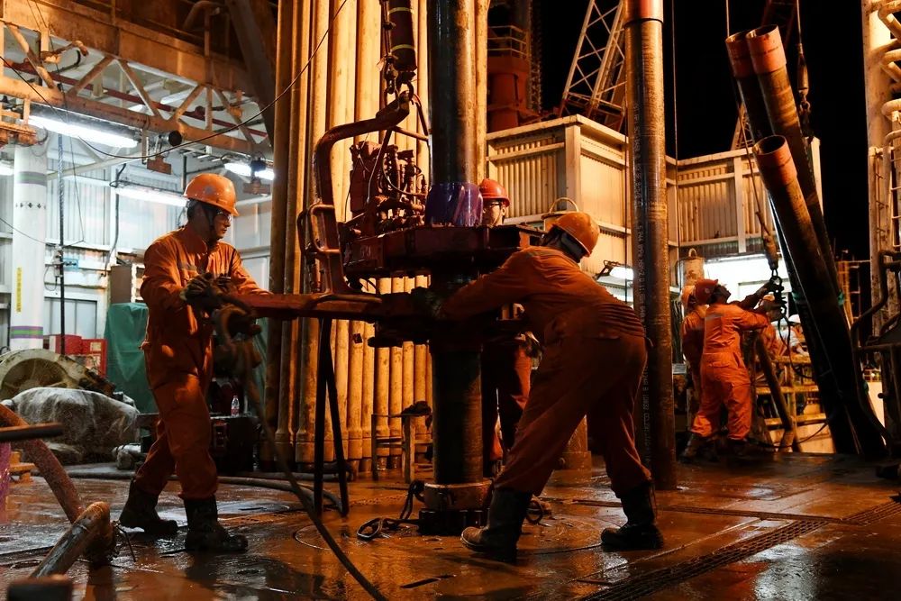 自2019年2月項目陸地建造開工以來，施工人員一直處于“奔跑”狀態。15天后，平臺最下層甲板片將完成預制，組塊進入到噴涂階段。20天后，4腿導管架全部立片，平面建設全面進入空間建設階段。30天后，進入建設高峰階段，由 500余人組成的“大兵團”集中“作戰”。40天后，導管架、甲板等組塊完成陸地建造，準備下水……這是2019年3月19日出現在負責19-6項目的建造項目經理李瑞冰手中的進度推進表，這意味著施工人員絞盡腦汁打破常規，項目“進度條”依然需要提速、提速、再提速。