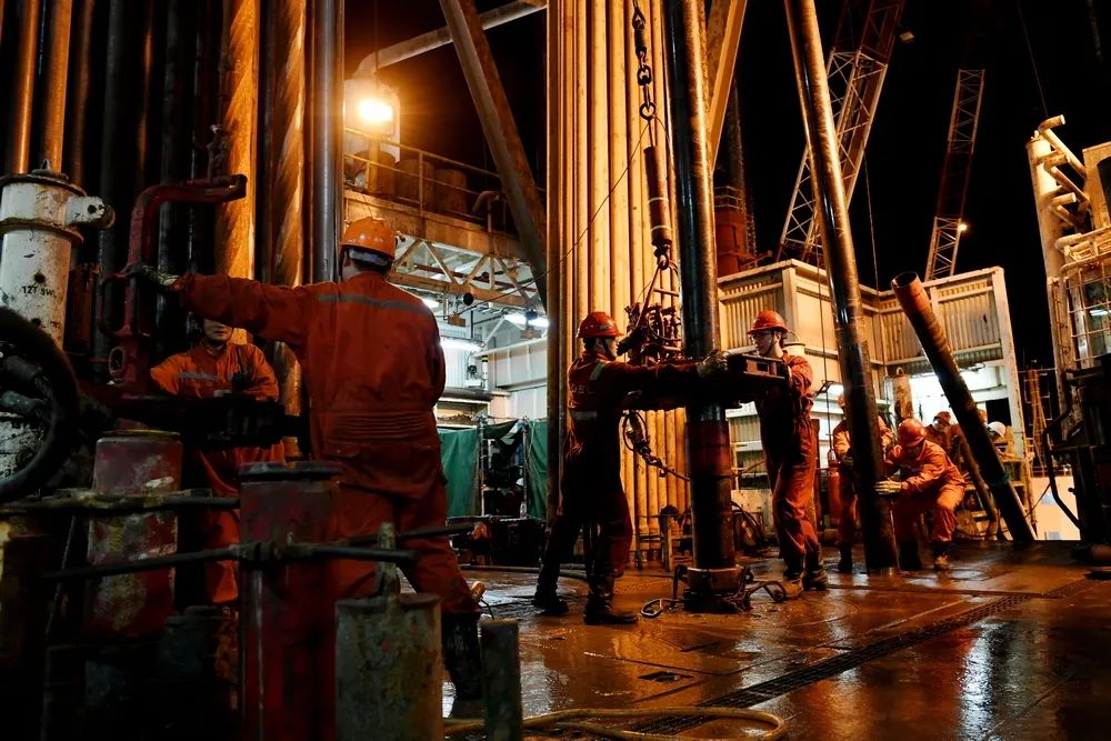 2019年12月31日下午，有限公司天津分公司工程建設中心渤中19-6工程項目組經理蔣華云，正在東營市急切等待最后一項作業許可審批的消息。在蔣華云身后，從天南地北火速集結而來的施工人員，不知有多少人像他一樣緊緊攥著手機，攥得手機殼上全都是汗。所有人都知道，全年最后一個工作日的最后一個多小時的成敗將意味著什么。