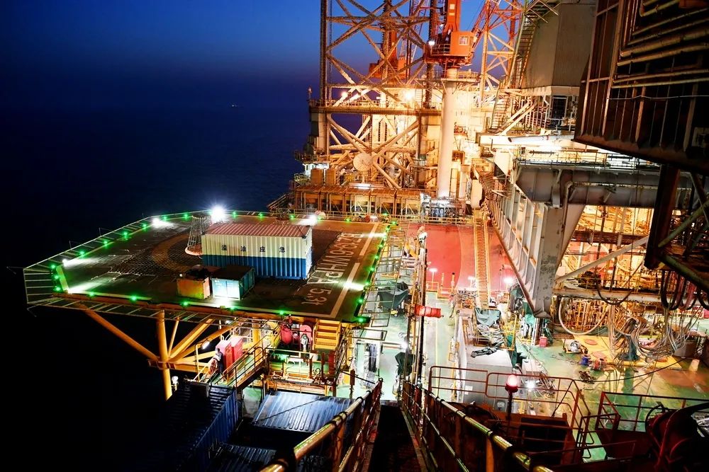 2月15日，上百名出海人員踏雪出征，拉開了該項目復工復產的序幕。3月20日，隨著渤中13-1BOP平臺成功向渤中19-6凝析氣田試驗區開發項目WHPA平臺高壓系統正常供電，渤中19-6 WHPA平臺順利完成海上聯合調試工作和機械完工，海上聯調總用時不足兩個月，比原計劃提前11天，為早日實現投產目標奠定堅實基礎，并為后續鉆完井作業創造有利條件。