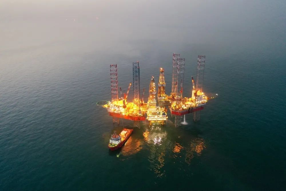 按計劃今年生產井全部投產后，預計高峰年產氣3.3億立方米，高峰年產油30.2萬立方米。不過，對華北地區尤其是京津冀人民來說，渤中19-6凝析氣田試驗區開發項目的投產，已經意味著“福氣”將至——不久以后，渤中19-6氣田生產的天然氣，將經由一鍵啟動的上百套設備處理成合格干氣后涌入海底管線，奔向13.9公里外的渤中13-1 BOP平臺氣體緩沖罐，輾轉途徑渤中13-1 BOP平臺、渤中13-1 WHPB平臺、歧口18-1平臺進入渤西南輸氣管網，再行進46.5公里后進入渤西處理廠脫碳裝置，取道陸地管網，以最快速度進入北京、進入雄安新區，進入千家萬戶！