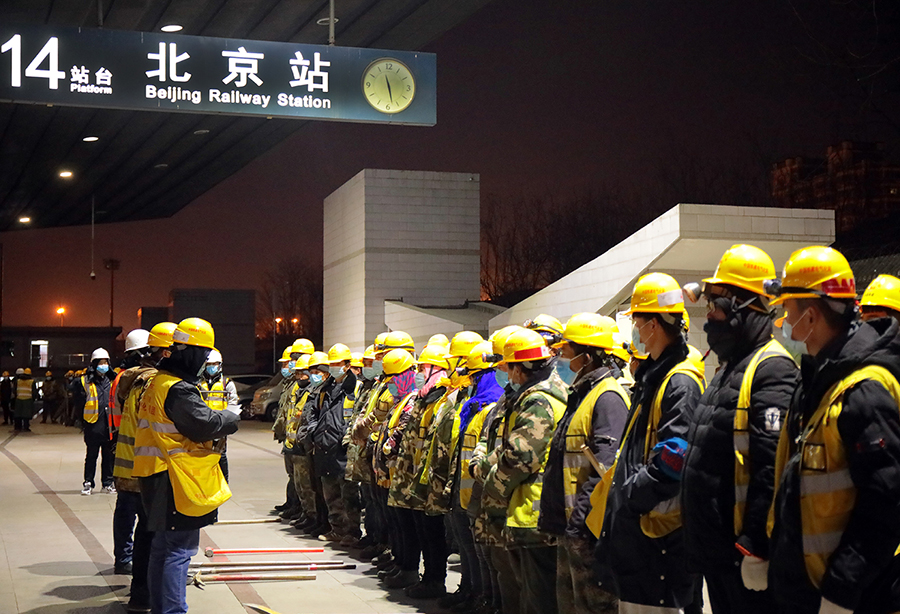 為實現北京地區鐵路樞紐互聯互通，使市郊高鐵列車經東北環線駛入北京站，并由北京東站始發，需要先行實施北京東站、北京站、北京西站和北京朝陽站信號系統升級改造，并按照中國鐵路北京局集團下達的時間節點完工。（曹筱璐 攝）