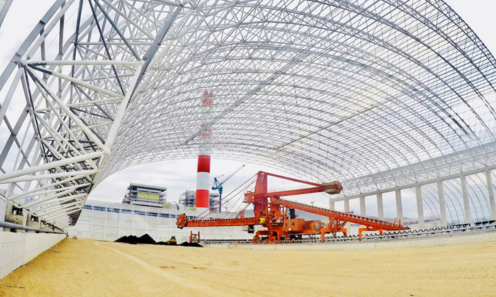 越南永新一期BOT項目是目前中國企業在越南投資規模最大的電力BOT項目，也是中國企業在越南的第一個電力BOT項目。圖為煤場斗輪機正在卸煤。（林丹丹 攝）