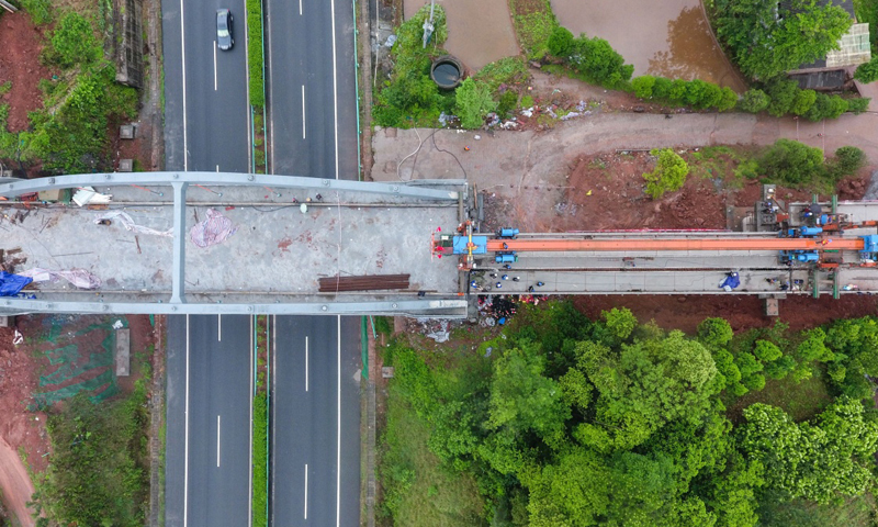 4月24日在四川雅安市境內的川藏鐵路成雅段最后一片T梁架設施工現場。（新華社記者 薛玉斌 攝）