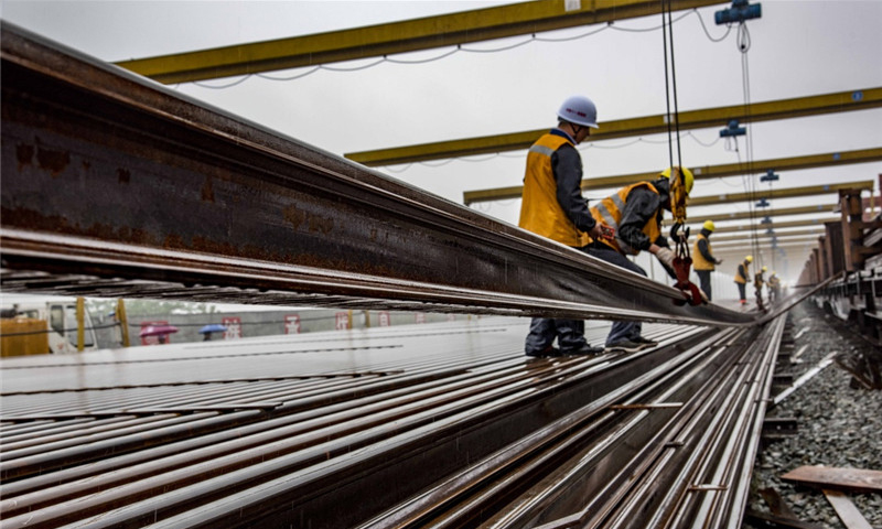 漢（武漢）十（十堰）高鐵全長399公里，預計2019年底投入運營。圖為5月5日，中鐵十一局職工在漢十高鐵棗陽鋪軌基地堆碼500米長軌。（新華社記者 杜華舉 攝）