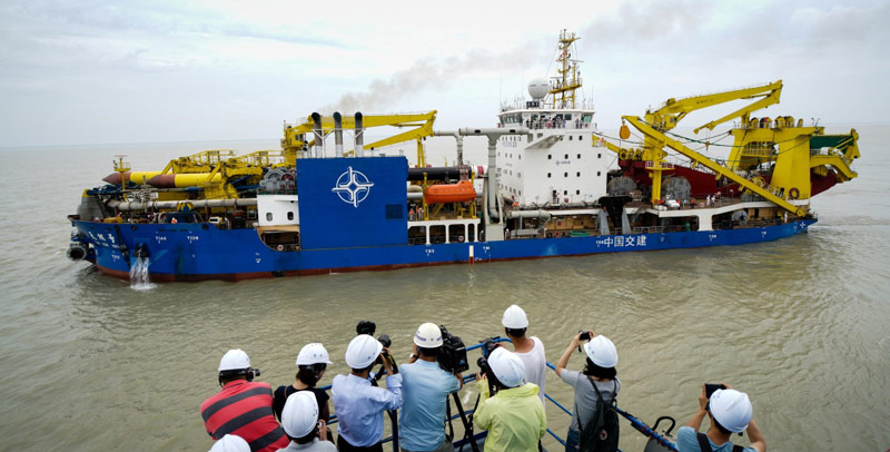 6月8日，由中交天津航道局投資建造，具有中國自主知識產權的亞洲最大重型自航絞吸挖泥船“天鯤號”，緩緩駛離位于江蘇啟東的船廠碼頭，正式開啟為期3天的海試。（新華社記者 李響 攝）