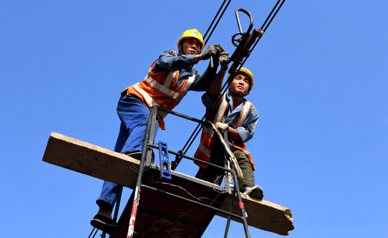 圖為9月24日，中鐵電氣化局的工作人員在鄭州軌道交通5號線五龍口停車場進行作業。（新華社記者 李安 攝）