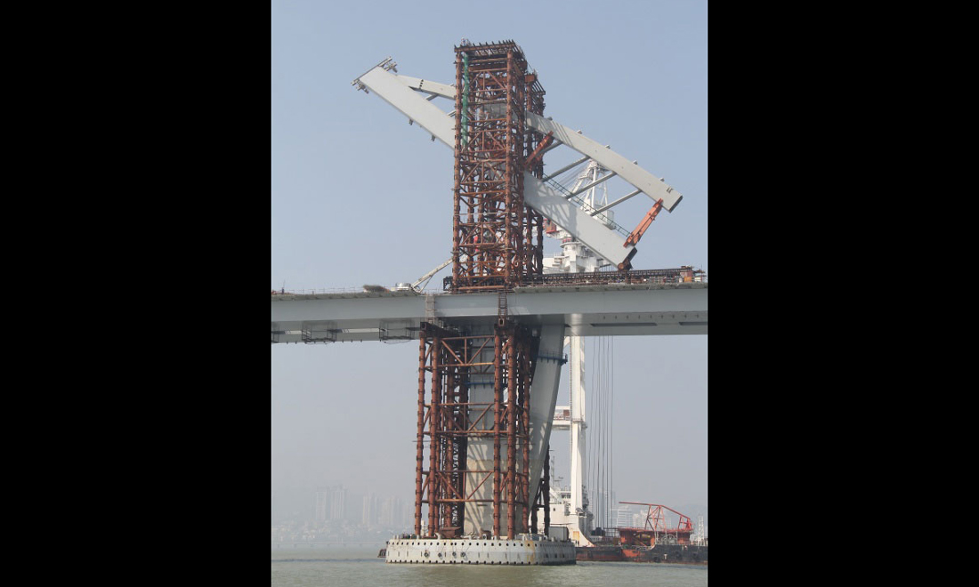 圖為2015年2月2日，港珠澳大橋主體工程第一座橋塔——九洲航道橋206號墩上塔柱完成整體提升豎轉。新華社發（港珠澳大橋局提供）