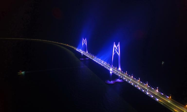 圖為2017年12月30日夜晚拍攝的港珠澳大橋。12月31日，港珠澳大橋主體工程全線亮燈，基本具備通車條件。（新華社記者 梁旭 攝）