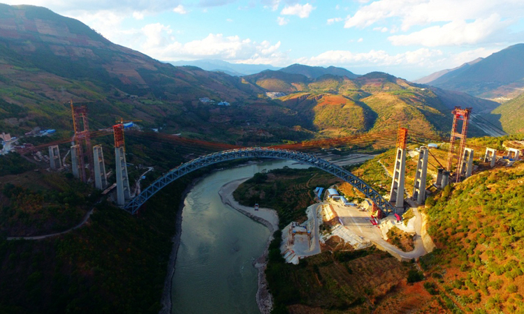 12月10日，云南大理至瑞麗鐵路全線重點控制性工程——怒江四線特大橋鋼桁拱順利合龍，標志著我國“一帶一路”中緬國際鐵路通道建設取得重大進展。圖為大瑞鐵路怒江四線特大橋。（新華社發）