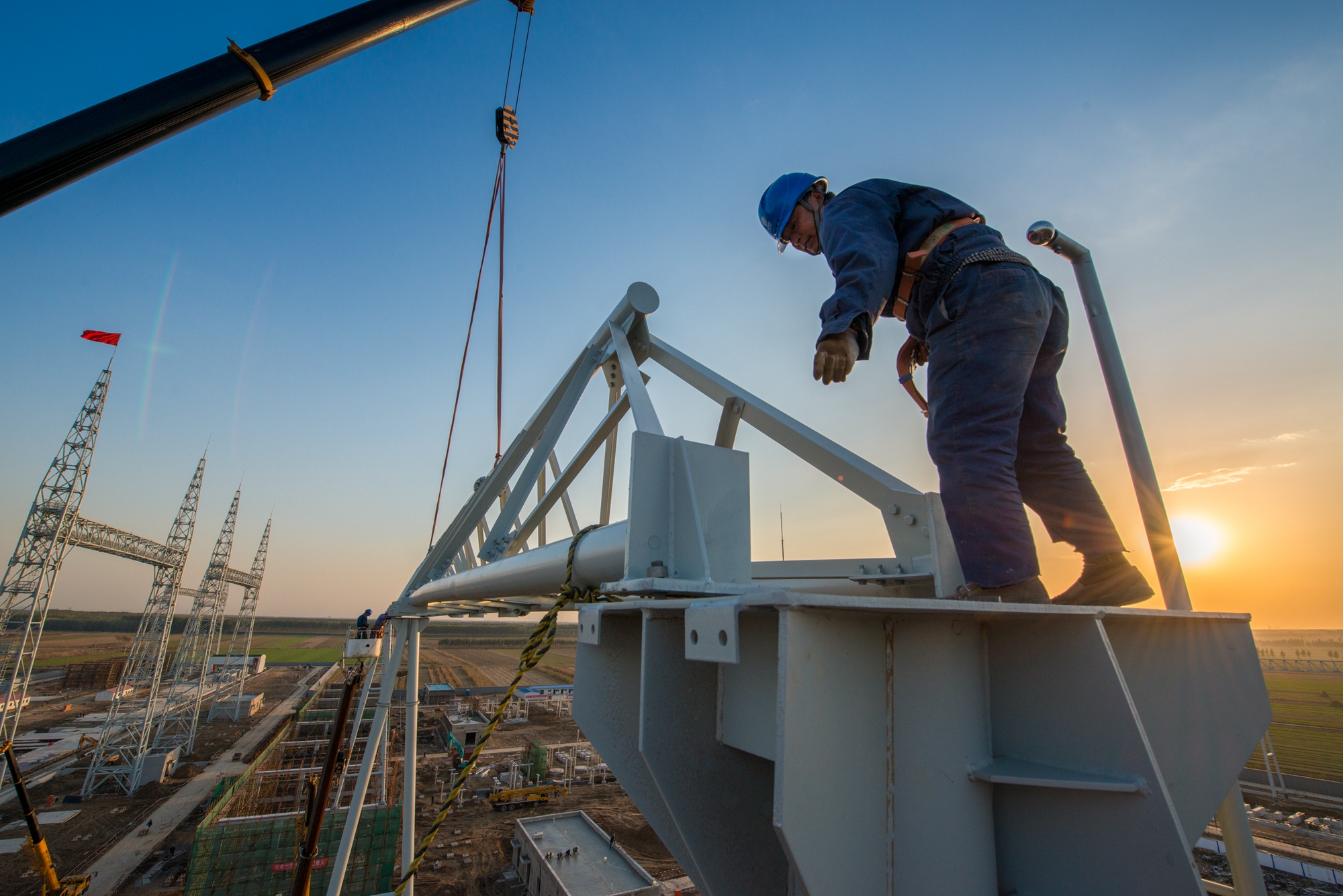 說明: 說明: C:\Users\Administrator\Desktop\鄒明特高壓照片\鄒明攝影-2015年10月27日,北京東站500千伏構架全部吊裝完成。2.jpg