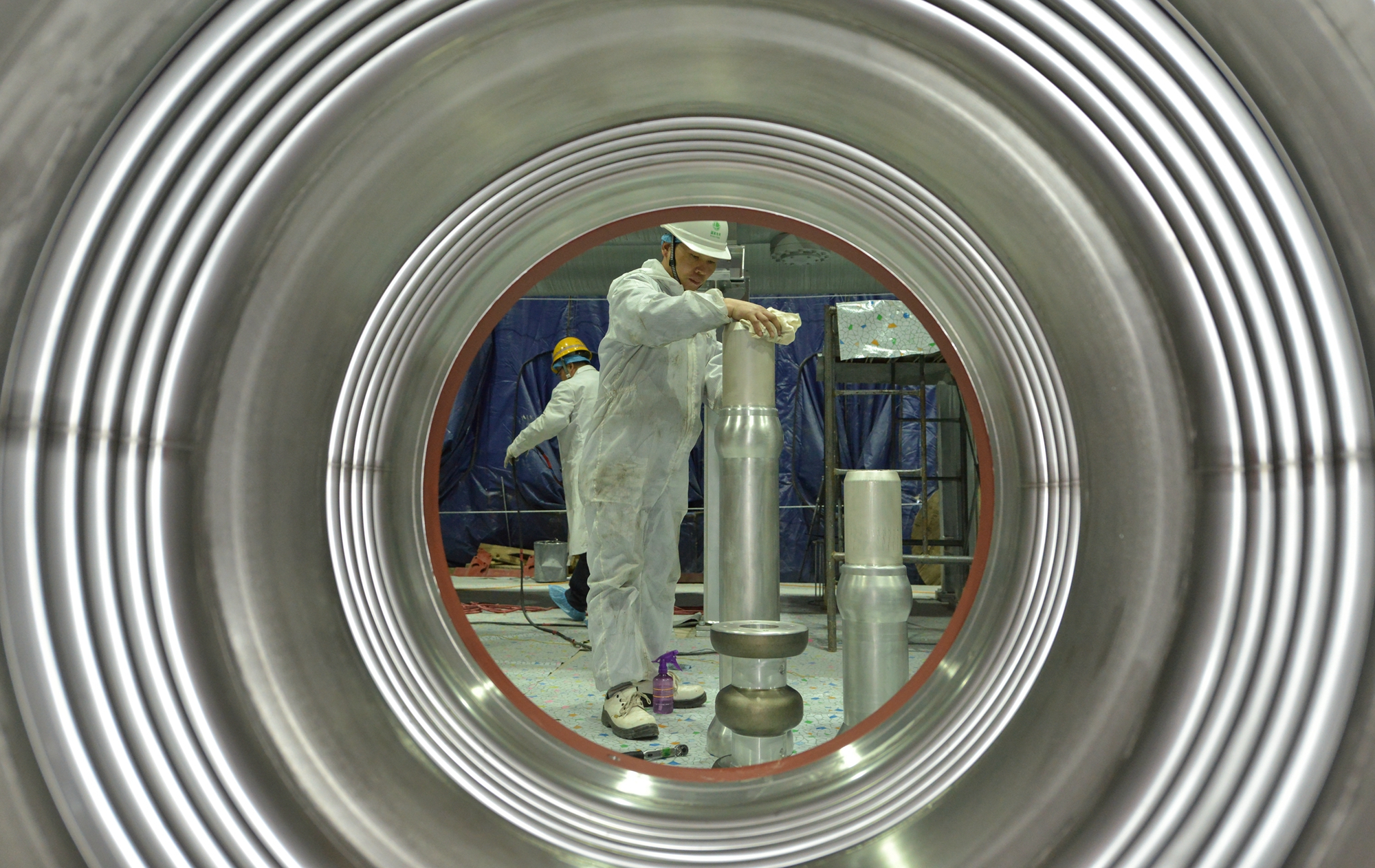 說明: 說明: C:\Users\Administrator\Desktop\新建文件夾\鄒明攝影-2016年3月25日,北京東站1100千伏GIS串內一次安裝完成。.jpg