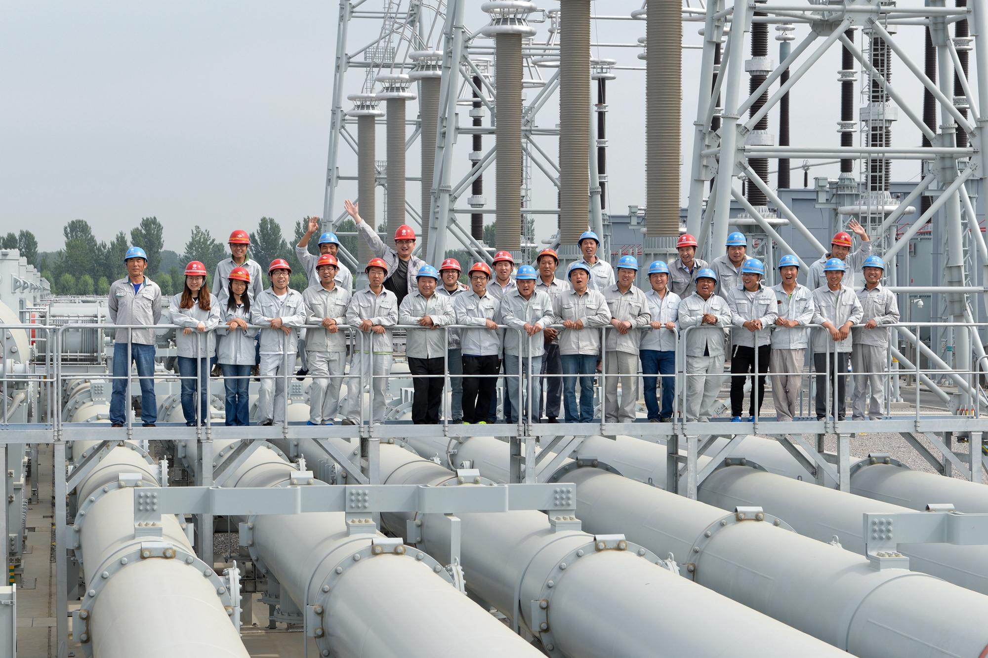 說明: 說明: C:\Users\Administrator\Desktop\新建文件夾\14-鄒明攝影-2016年6月1日北京東站投運前北京送變電公司的建設人員合影.jpg