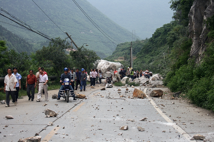 汶川特大地震造成攀長特廠區房屋垮塌4棟，毀損976棟，圍墻垮塌3100米，機器設備毀損1369臺（套）；水電氣、通訊全部中斷，公輔設施遭受嚴重破壞，廠房基礎、機器設備不同程度的位移、下沉，生產經營全面停頓。圖為5·12地震發生后，攀長鋼三生產區廠區公路一片狼藉，交通受阻。 
