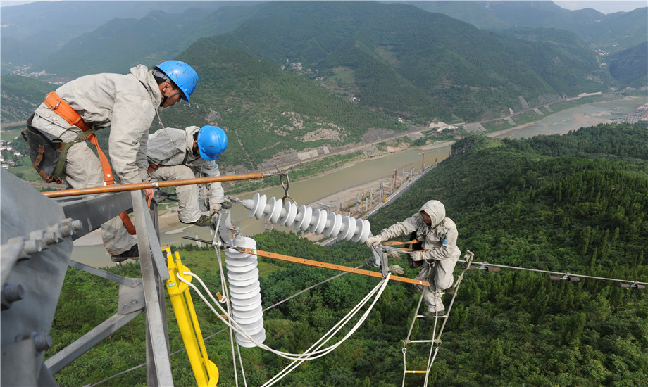 震后十年，四川電網更加堅強，圖為廣元供電公司帶電作業人員對110千伏白鐵線進行帶電消缺。