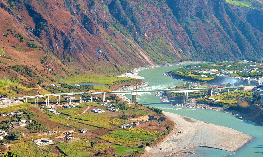 中國華電援建怒江“美麗公路”已完成17公里，投資約13億人民幣，規劃建成300公里，總投資約200億元。在金沙江中游流域共修筑6座大橋，近150公里公路，完成香格里拉境內的“援藏公路”修筑，總投資達10億元，幫助沿線及周邊少數民族同胞徹底告別“人背馬馱”的生活。左邦祥 攝