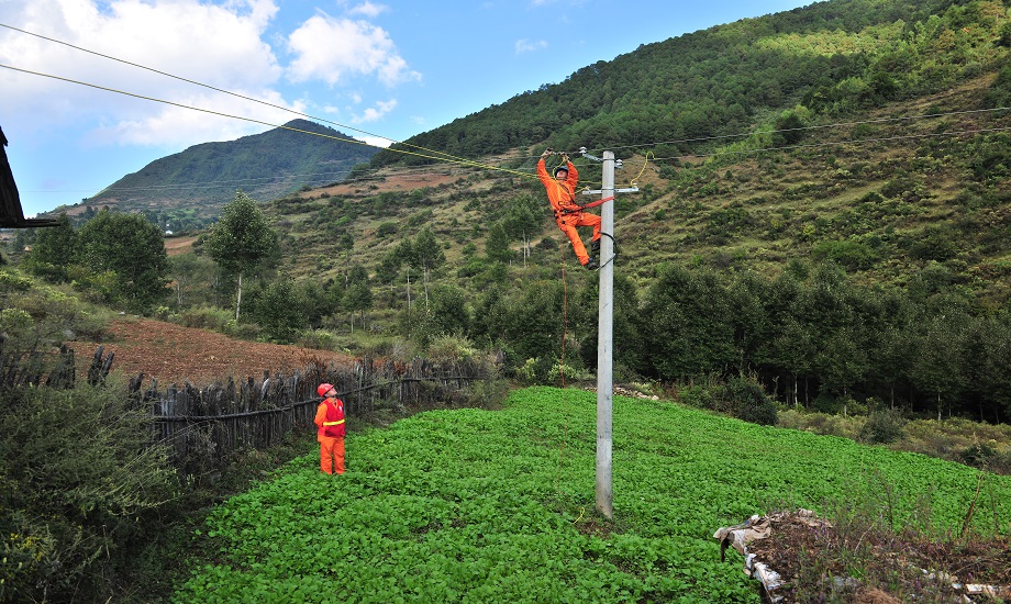 共產黨員服務隊在定點扶貧村涼山州喜德縣阿吼村安裝下戶線。蔣志明 攝