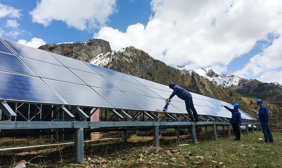國家電網青海電力積極服務扶貧光伏電站并網發電。馬旭升 攝